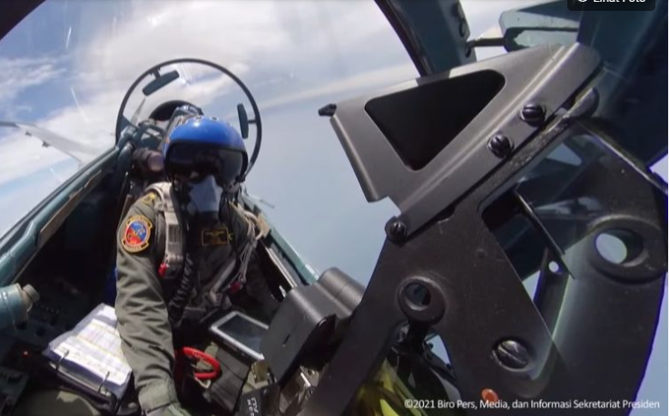 18 Pesawat Tempur Beratraksi di Langit Istana Meriahkan HUT Ke-76 TNI